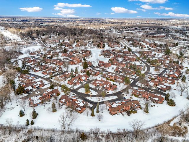 15 Kimberly Lane 56, Dearborn, MI 48120