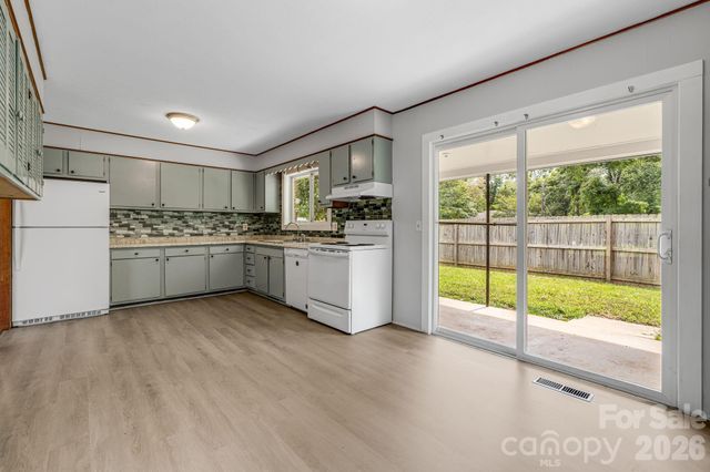 25 Hickory Tree Road, Asheville, NC 28805