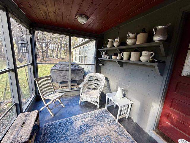 285 Brookfield Rd, Sturbridge, MA 01518