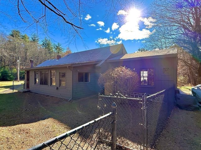 285 Brookfield Rd, Sturbridge, MA 01518