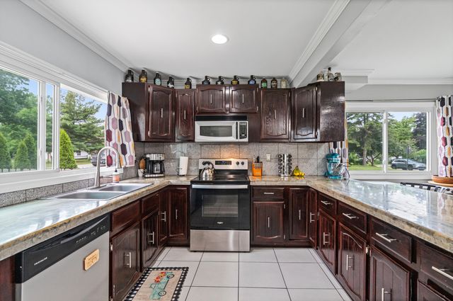 5345 Clinton River Drive, Waterford, MI 48327