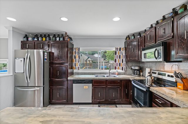5345 Clinton River Drive, Waterford, MI 48327