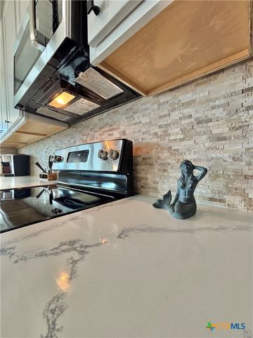 86 Kingfisher Street, Port O'connor, TX 77982