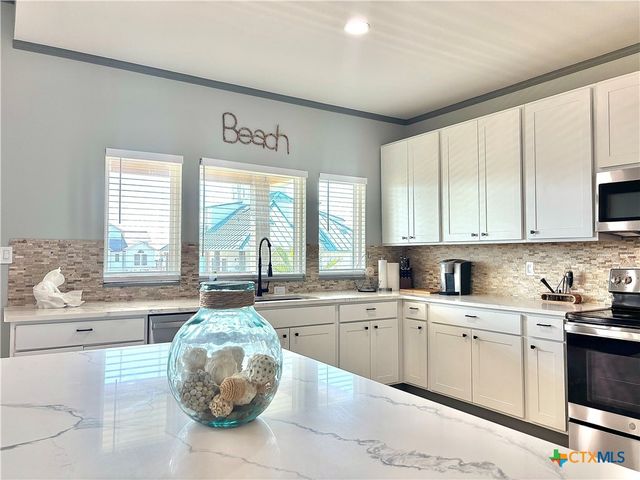 86 Kingfisher Street, Port O'connor, TX 77982