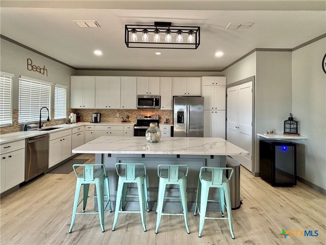 86 Kingfisher Street, Port O'connor, TX 77982