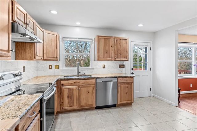 1395 Glen Oaks Road, Clemmons, NC 27012