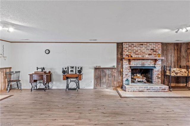 1395 Glen Oaks Road, Clemmons, NC 27012