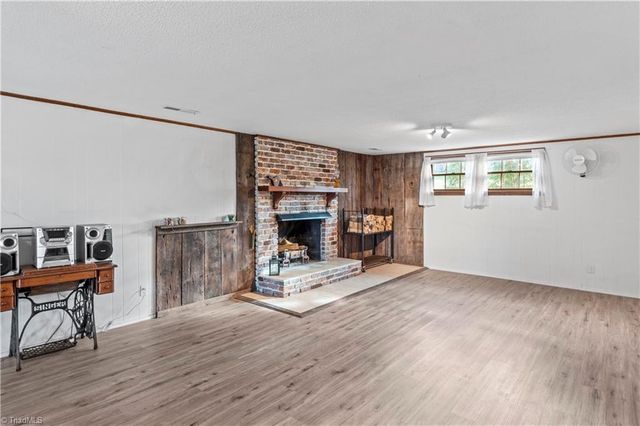 1395 Glen Oaks Road, Clemmons, NC 27012