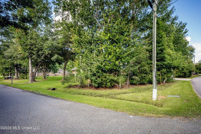 13813 Puerto Drive, Ocean Springs, MS 39564