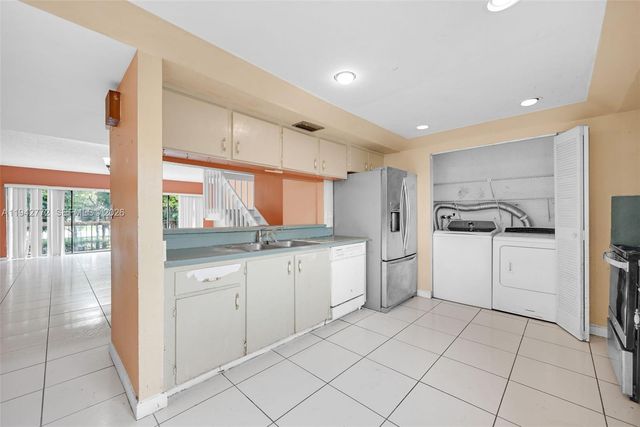 9907 NW 9th St Cir 15-20, Miami, FL 33172