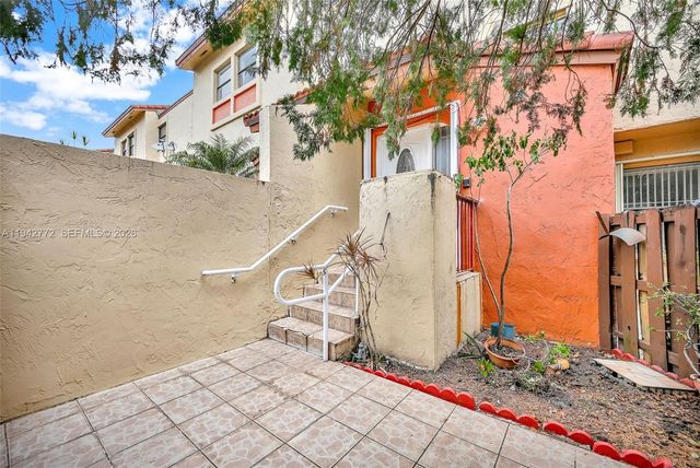 9907 NW 9th St Cir 15-20, Miami, FL 33172