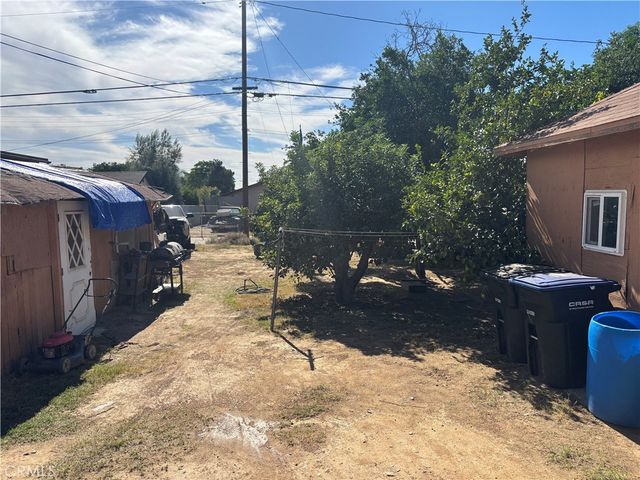 242 E M, Colton, CA 92324