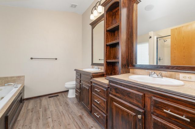 1421 N Lakeside Dr, Andover, KS 67002