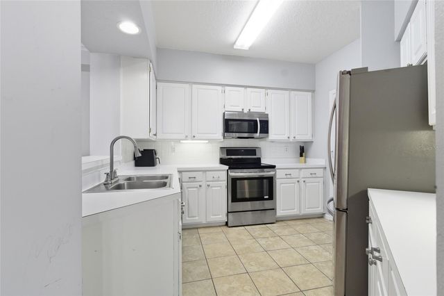 2212 BAY CLUB CIRCLE 2212, Tampa, FL 33607