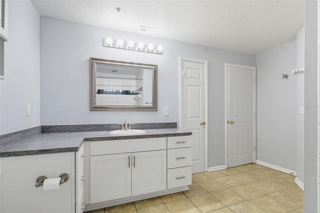 2212 BAY CLUB CIRCLE 2212, Tampa, FL 33607
