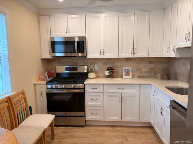 12 Harbour Lane 8A, Oyster Bay, NY 11771