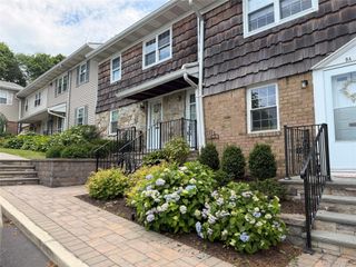 12 Harbour Lane 8A, Oyster Bay, NY 11771