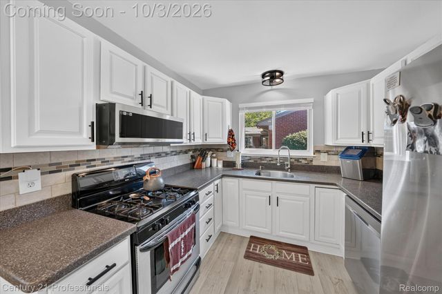 41052 Greenbrook Lane, Plymouth Charter Township, MI 48170