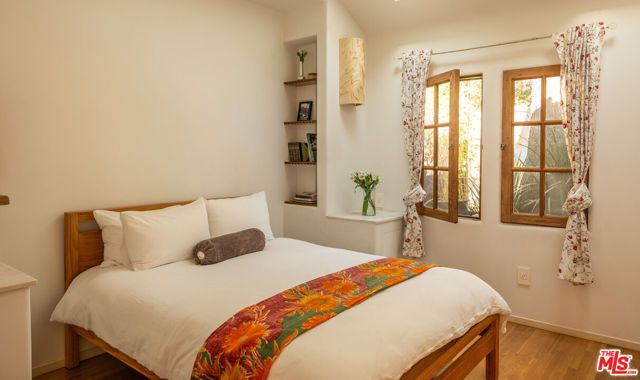 8978 Wonderland Avenue, Los Angeles, CA 90046