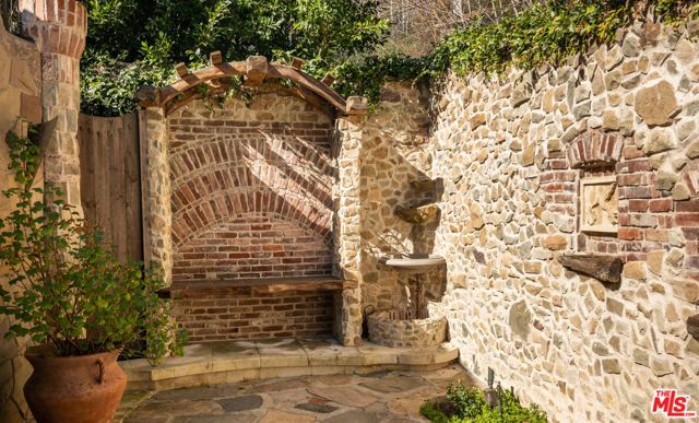 8978 Wonderland Avenue, Los Angeles, CA 90046