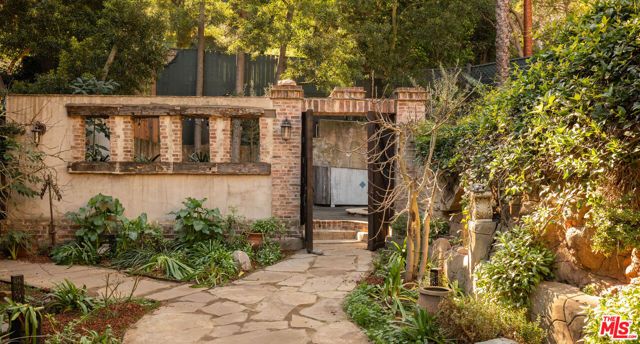 8978 Wonderland Avenue, Los Angeles, CA 90046