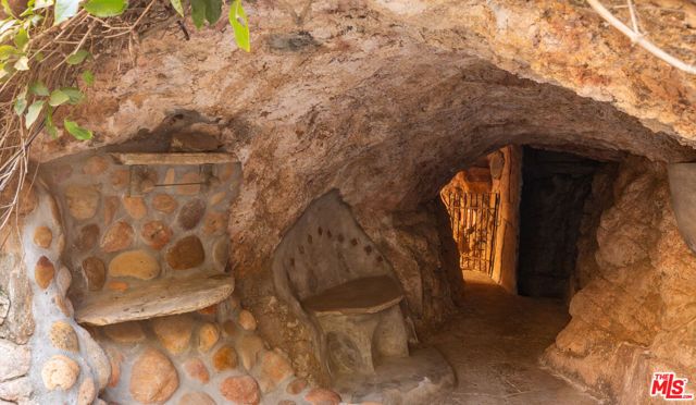 8978 Wonderland Avenue, Los Angeles, CA 90046