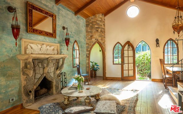 8978 Wonderland Avenue, Los Angeles, CA 90046