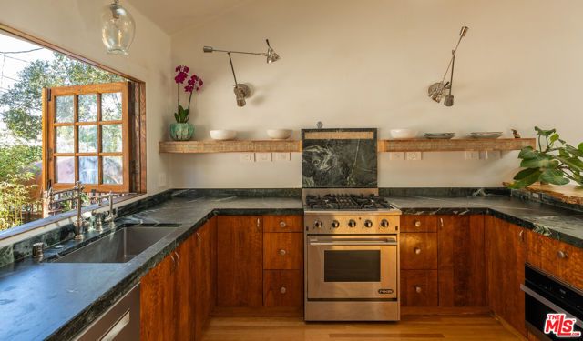 8978 Wonderland Avenue, Los Angeles, CA 90046