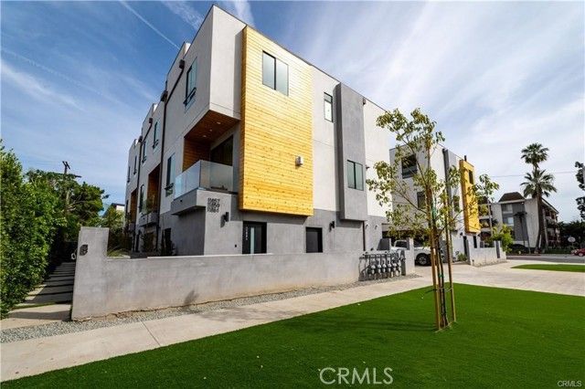 11858 W Flower Lane, Valley Village, CA 91607