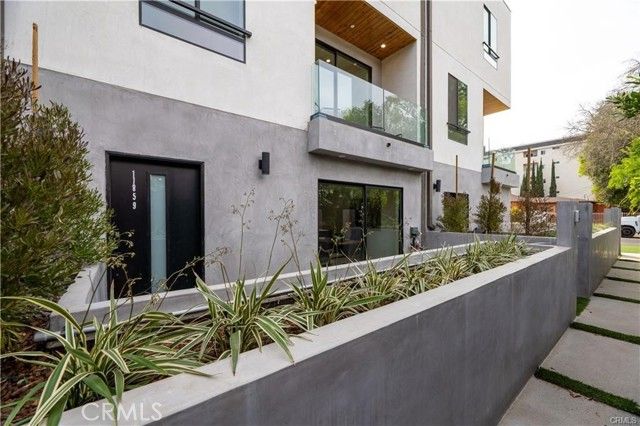 11858 W Flower Lane, Valley Village, CA 91607