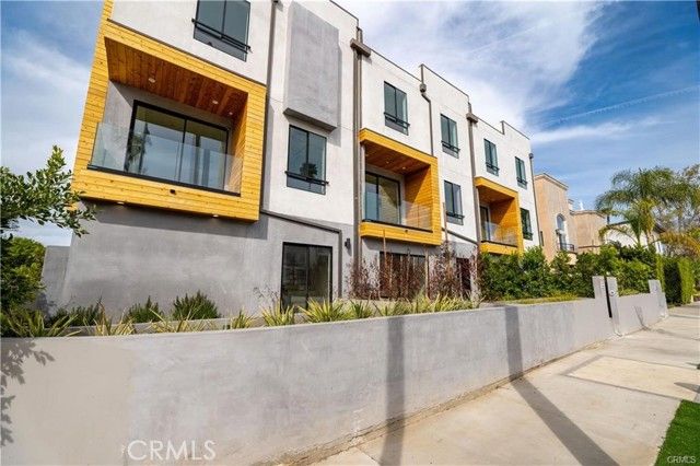 11858 W Flower Lane, Valley Village, CA 91607