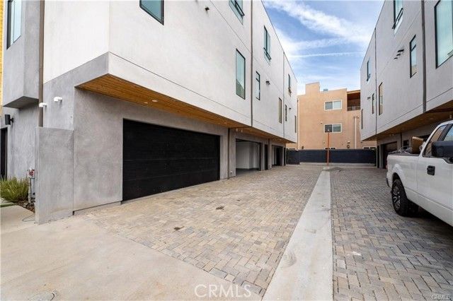 11858 W Flower Lane, Valley Village, CA 91607