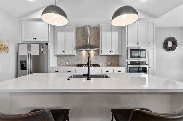 17120 W 168th Place, Olathe, KS 66062