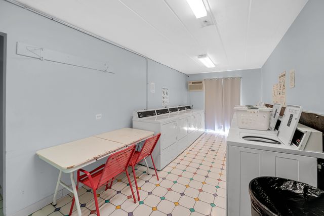 320 Circle Avenue 403, Forest Park, IL 60130