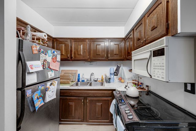 320 Circle Avenue 403, Forest Park, IL 60130