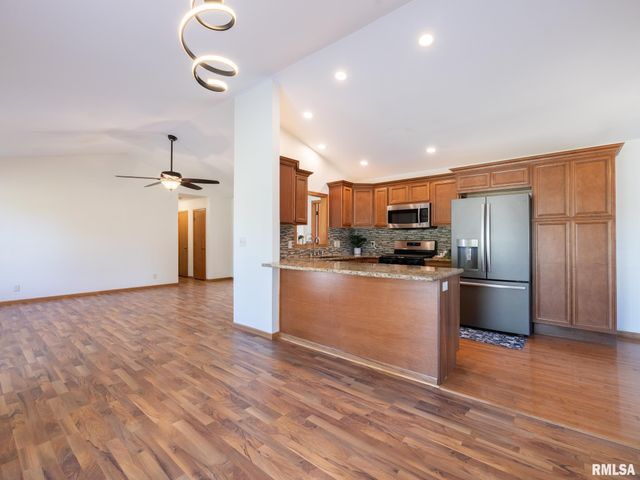 1816 PARKFIELD Drive, Pekin, IL 61554