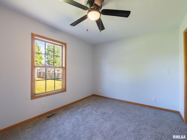 1816 PARKFIELD Drive, Pekin, IL 61554