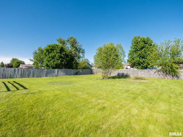 1816 PARKFIELD Drive, Pekin, IL 61554