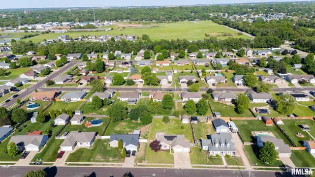 1816 PARKFIELD Drive, Pekin, IL 61554