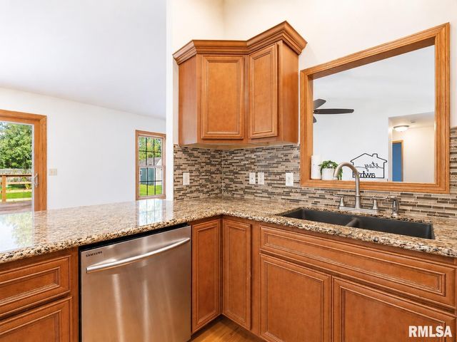 1816 PARKFIELD Drive, Pekin, IL 61554