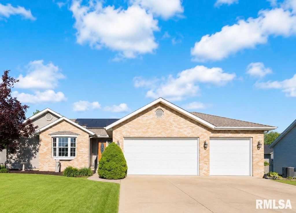 1816 PARKFIELD Drive, Pekin, IL 61554