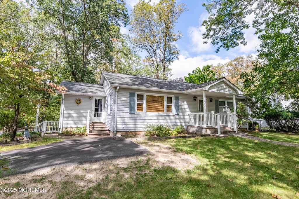 806 W Farms Road, Howell, NJ 07731