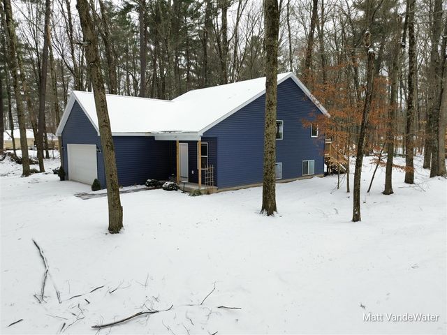 6771 E Four Seasons Drive, Newaygo, MI 49337