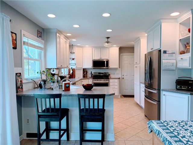 35 Laureldale Dr, Pittsford, NY 14534