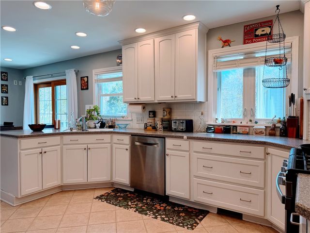 35 Laureldale Dr, Pittsford, NY 14534