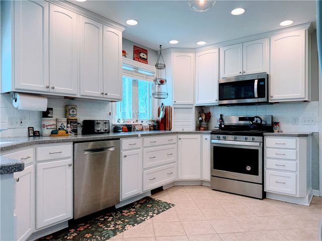 35 Laureldale Dr, Pittsford, NY 14534