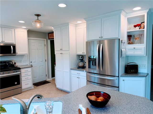 35 Laureldale Dr, Pittsford, NY 14534
