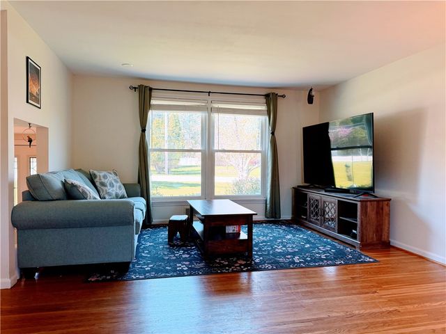 35 Laureldale Dr, Pittsford, NY 14534