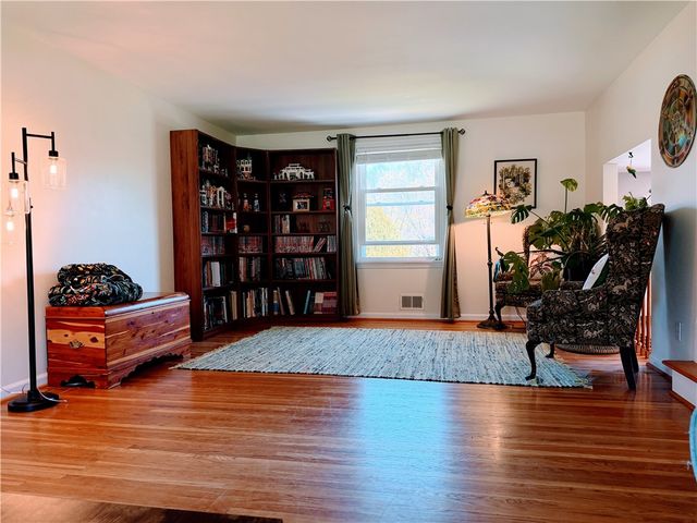 35 Laureldale Dr, Pittsford, NY 14534