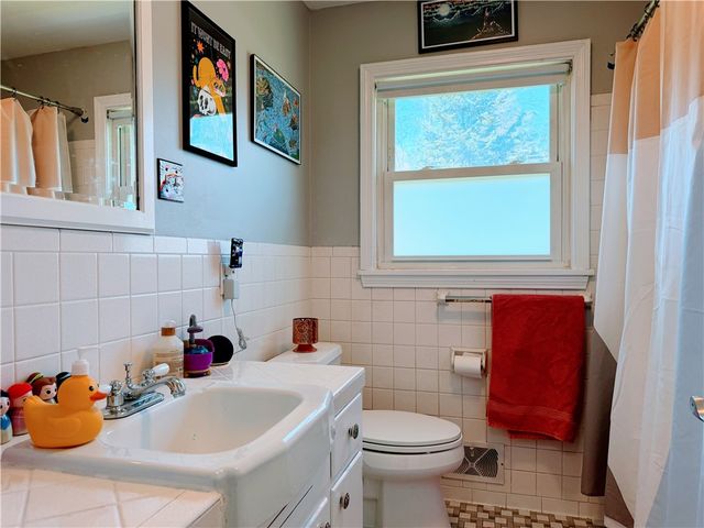 35 Laureldale Dr, Pittsford, NY 14534
